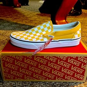 CHECKERED VANS WOMENS SIZE 9, MENS SIZE 7.5 NWT IN BOX